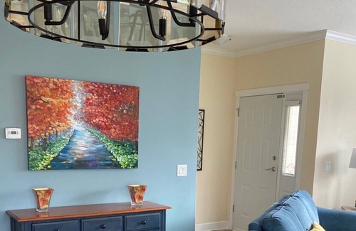 Comox House | Delightful patio home. Near services and amenities, with a view of the mountains