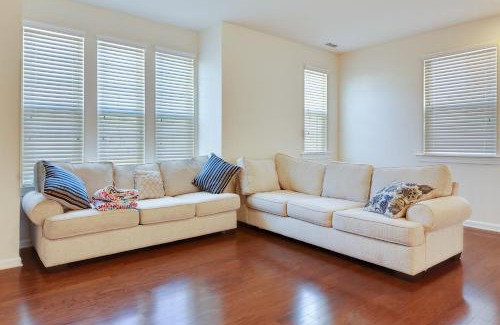 Holly Springs House | Delightful Pet Friendly Home In Great Location! townhouse