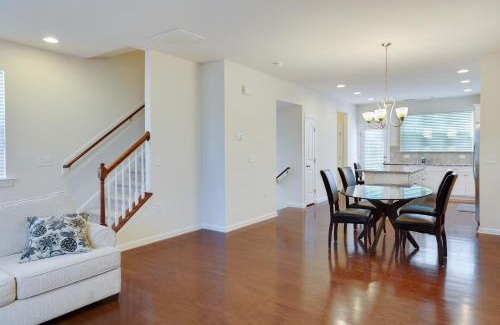 Holly Springs House | Delightful Pet Friendly Home In Great Location! townhouse