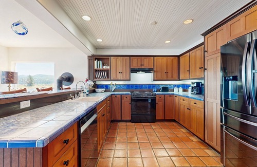 Nehalem House | Delightful Riverfront House with Deck, Gas Grill, Washer & Dryer