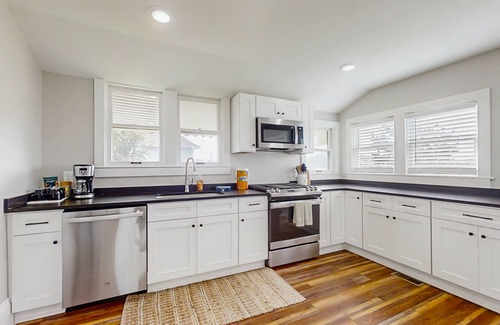 Rogers House | Delightful Rogers getaway w/full kitchen, dog-friendly yard, Wifi, AC & W/D