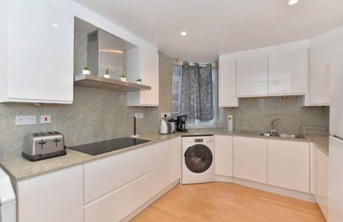 Swiss Cottage Apartment | Delightful room outside station London