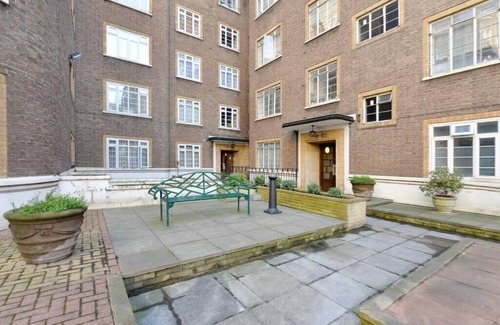 Swiss Cottage Apartment | Delightful room outside station London