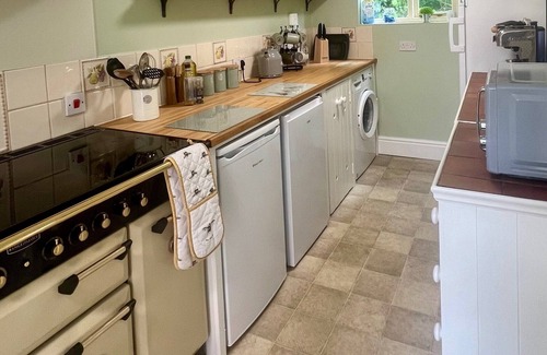 Beccles Cottage | Delightful rural country cottage, Great for families and groups, large garden and a big hot tub!
