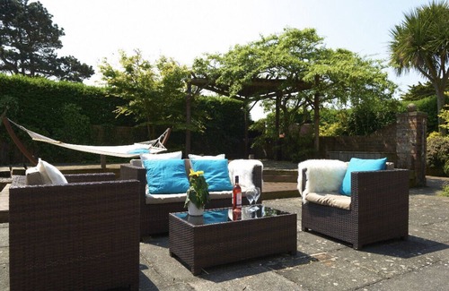 Rustington House | Delightful seaside house with large secluded rear garden sleeps maximum 8 people