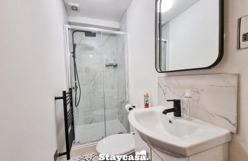 Manchester House | Delightful Spacious Haven With Large Driveway
