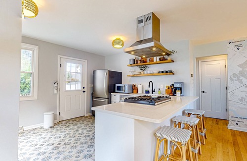 North Charleston House | Delightful sun-filled getaway w/patio, W/D, & AC - close to Park Circle