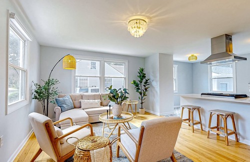 North Charleston House | Delightful sun-filled getaway w/patio, W/D, & AC - close to Park Circle