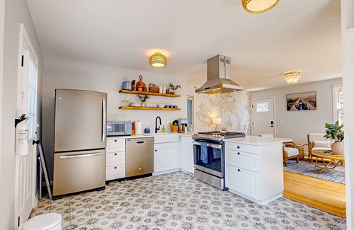 North Charleston House | Delightful sun-filled getaway w/patio, W/D, & AC - close to Park Circle