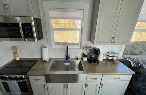 McKinleyville House | Delightful Tiny Home w/ indoor Fire Place