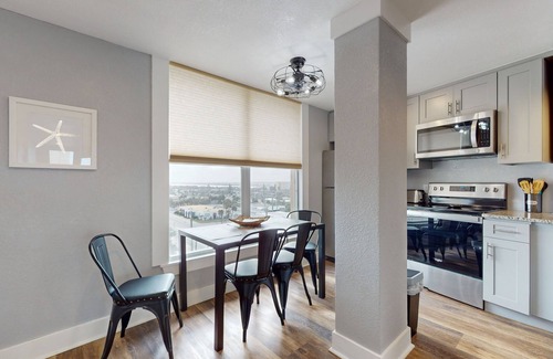 Daytona Beach Shores Condo | Delightful snowbird-friendly beachfront condo with beach access & balcony