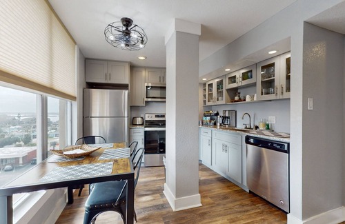 Daytona Beach Shores Condo | Delightful snowbird-friendly beachfront condo with beach access & balcony