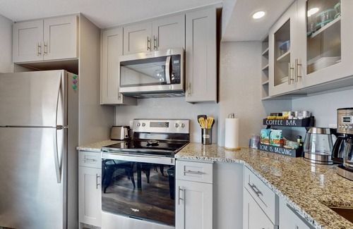 Daytona Beach Shores Condo | Delightful snowbird-friendly beachfront condo with beach access & balcony
