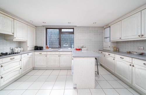 Whetstone Apartment | Delightful Vintage 2 Bedroom Apartment