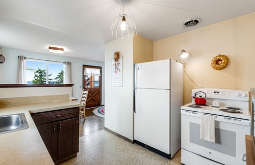 Camano Island House | Delightful Waterfront Cabin w/Large Deck, Free WiFi, Firepit, & Washer/Dryer