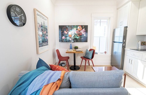 Historic Oakwood House | DelightfulDesign-WalkToEats&Drinks-PvtBalcony-Pets