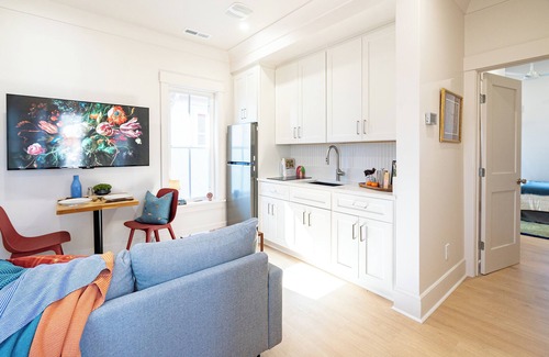 Historic Oakwood House | DelightfulDesign-WalkToEats&Drinks-PvtBalcony-Pets