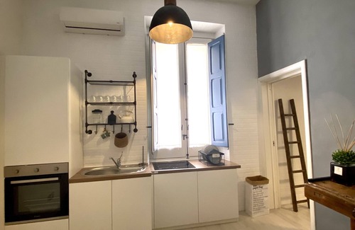 Brindisi Histotic Center Apartment | Delizioso appartamento minimal con bancone da falegname per colazioni super!