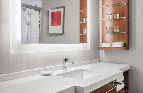Wayne Hotel | Delta Hotels by Marriott Indianapolis Airport
