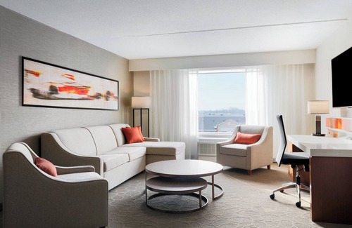 Wayne Hotel | Delta Hotels by Marriott Indianapolis Airport