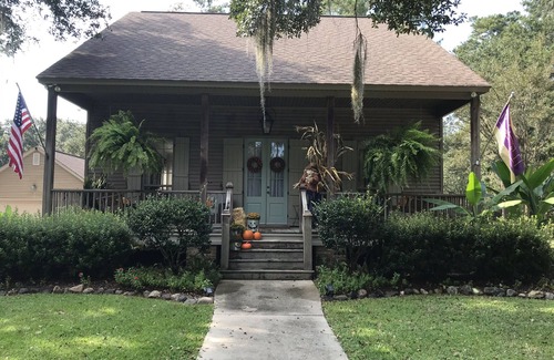 Lacombe Cottage | Delta Oaks great for relaxing or water adventures