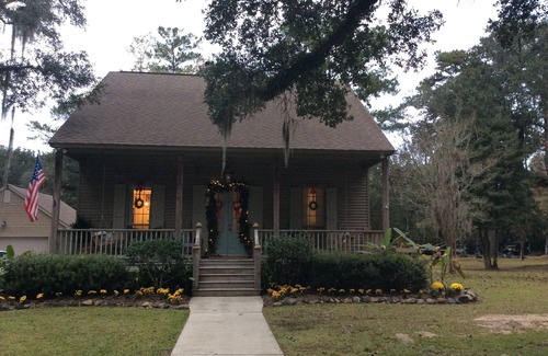 Lacombe Cottage | Delta Oaks great for relaxing or water adventures