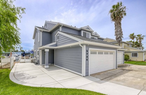 Discovery Bay House | Delta Waterfront Contemporary Family Retreat - New 2023!
