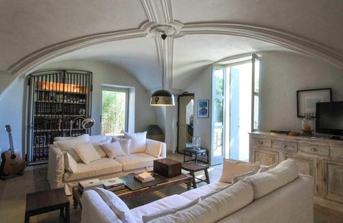 Montaren-et-Saint-Mediers Villa | Deluxe Stunning Villa with Outdoor Cinema