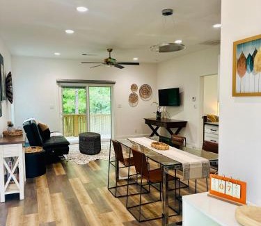 Mid America House | Delux Country Cabin - Pet Friendly