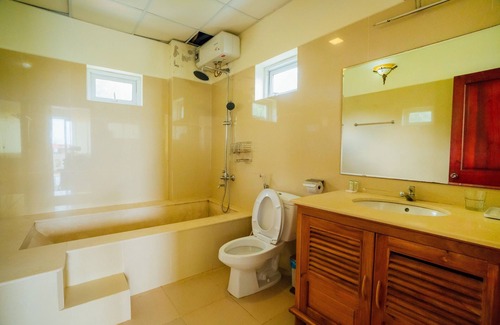 Cua Lap Hotel | Delux family room with pool view- Be Home 4 Sunset House