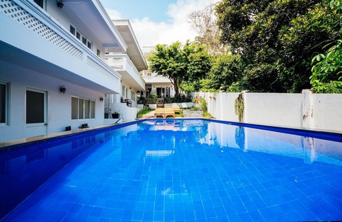 Cua Lap Hotel | Delux family room with pool view- Be Home 4 Sunset House