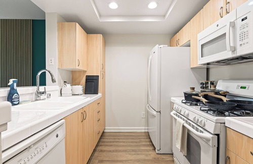 Marina del Rey Apartment | Deluxe 1-bedroom in charming Marina del Rey with Pool, Parking & GYM