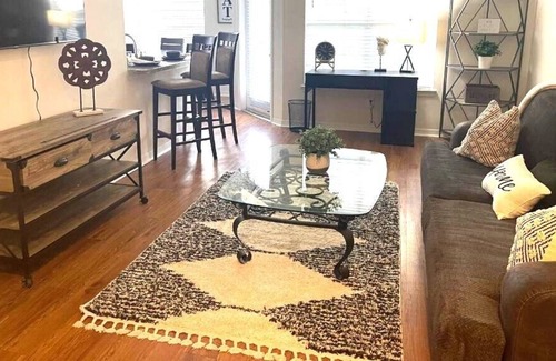 Airport North Apartment | Deluxe 1br1ba Apartment home