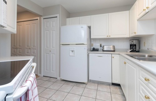 Victoria Condo | Deluxe 2 Bed 2 Bath and 5 Min Walk to Downtown and Seawalk
