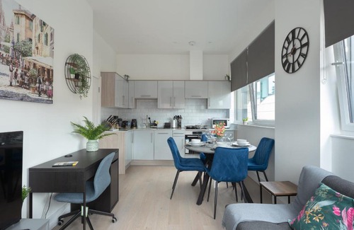 Central Milton Keynes Apartment | Deluxe 2 bed, 2 bathroom Milton Keynes apartment within walking distance to train station and City centre.