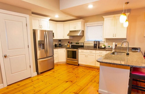 Kennebunk Resort | Deluxe 2 Bed/Bath condo in the heart of Americana historic Main St. 84 Main