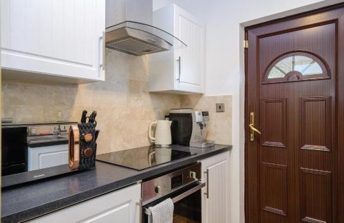 Halstead Apartment | Deluxe 2 Bed Versace Bungalow Hot Tub, Sky TV, Cinema Screen Saffron Walden