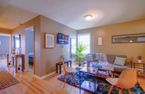 The Heights Apartment | Deluxe 2-Bedroom Apt minutes from NYC