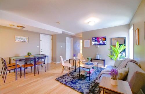 The Heights Apartment | Deluxe 2-Bedroom Apt minutes from NYC