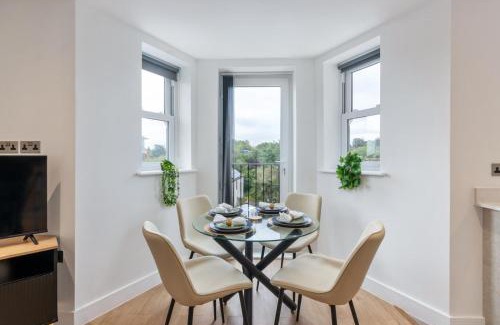 Leatherhead Apartment | Deluxe 2-Bedroom Saarb Apartment, Leatherhead