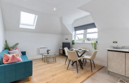 Leatherhead Apartment | Deluxe 2-Bedroom Saarb Apartment, Leatherhead