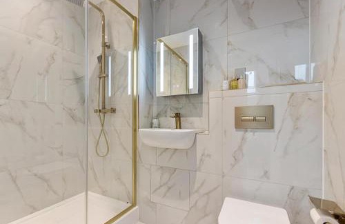 Leatherhead Apartment | Deluxe 2-Bedroom Saarb Apartment, Leatherhead