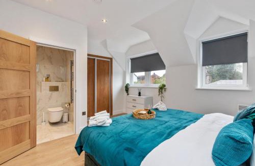 Leatherhead Apartment | Deluxe 2-Bedroom Saarb Apartment, Leatherhead