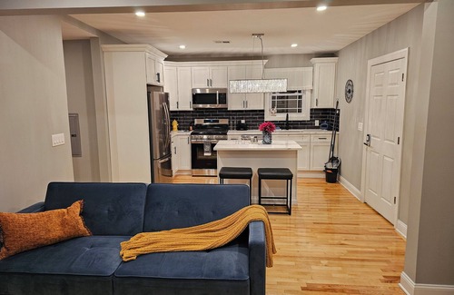 Elizabeth Apartment | Deluxe Aparment Spacious 3-bedroom apartment with WiFi, AC in nice Elizabeth
