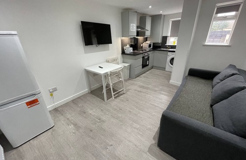 River Apartment | Deluxe Apartment at London Dagenham Apartments