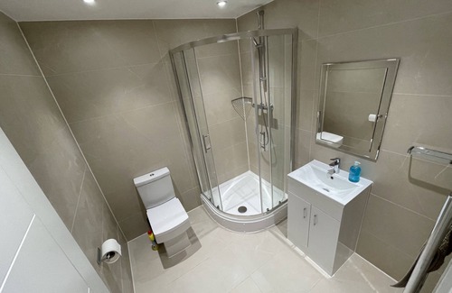 River Apartment | Deluxe Apartment at London Dagenham Apartments