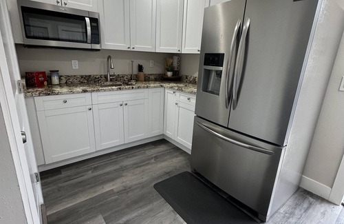 Bearss Plaza Apartment | Deluxe Apartment whit laundry