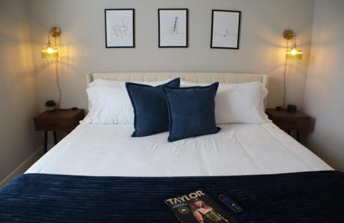 Rogers Apartment | Deluxe Apt, King Bed, Pool, Gym,free "p"