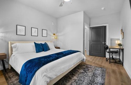 Rogers Apartment | Deluxe Apt, King Bed, Pool, Gym,free "p"
