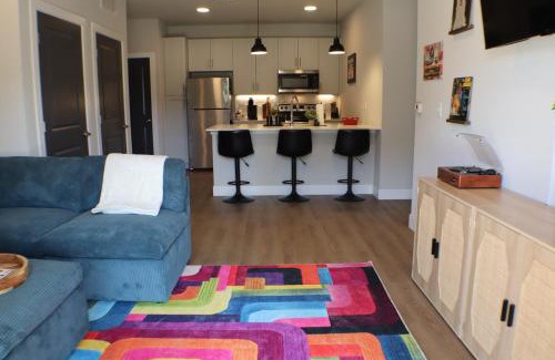 Rogers Apartment | Deluxe Apt, King Bed, Pool, Gym,free "p"